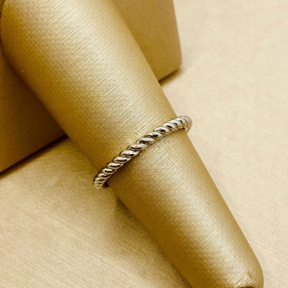 EUC Roberto Coin 18k Twisted White Gold Marquise Shaped Pave Diamond Ring - Picture 8 of 17